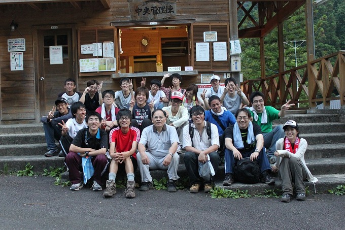 2011年中川研との合同夏旅行、小秀山下山後の集合写真