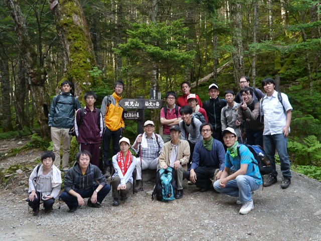 2012年中川研との合同夏旅行、仙丈ヶ岳登山前（北沢峠登山口）での集合写真