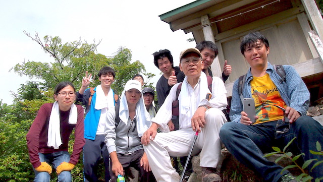 2016年山本研との合同夏旅行、恵那山頂上での集合写真